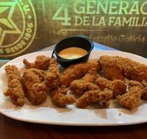 Tapa de Pollo Frito Estilo Kentucky con Salsa de Miel y Mostaza