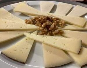 Tabla de Quesos con Nueces, acompañado con Miel