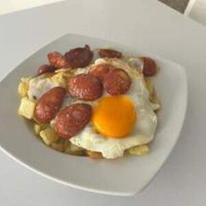 Tapa de Huevos Rotos con Chorizo