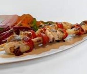 Brocheta de Rape y Langostinos con Ensalada